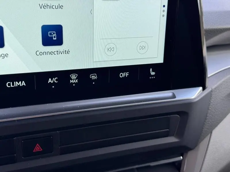 Gros plan sur l'écran tactile central et les commandes de climatisation du Volkswagen Transporter FGN Procab noir.