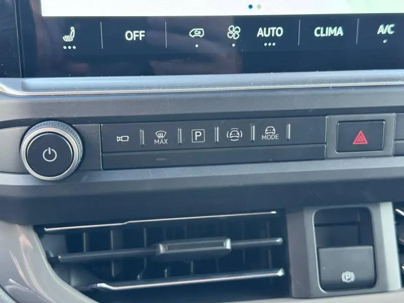 Vue rapprochée de la console centrale du Volkswagen Transporter Procab 2025, boutons de contrôle et écran tactile visibles.
