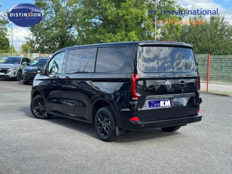 Vue 3/4 arrière droite du Volkswagen Transporter Procab noir métallisé avec vitres teintées et jantes noires.