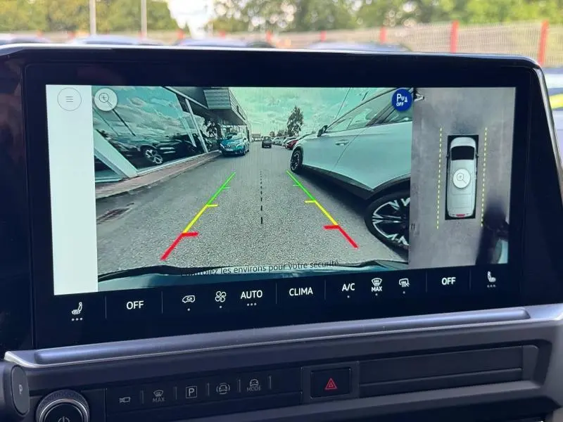 Écran de caméra de recul du Volkswagen Transporter Procab noir, vue arrière avec lignes de guidage colorées.