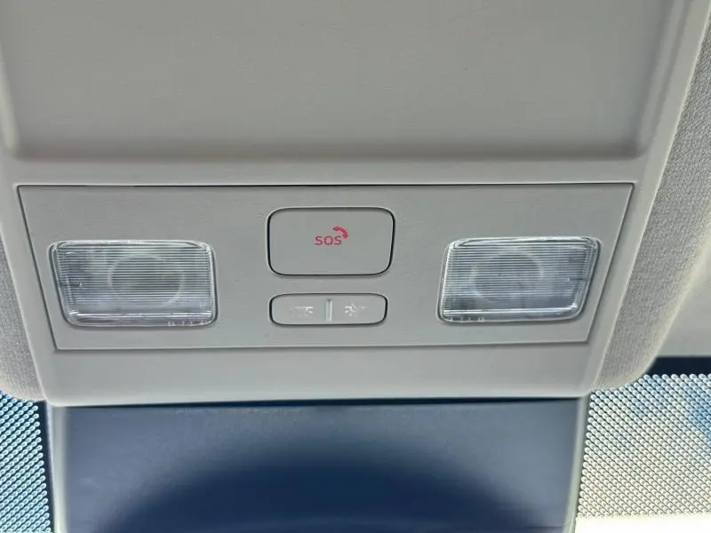 Vue en gros plan du plafonnier intérieur gris avec bouton SOS et lampes de lecture du Volkswagen Transporter FGN noir.