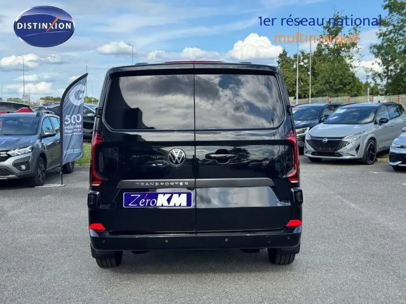 Vue arrière d'un Volkswagen Transporter FGN Procab noir métallisé avec portes arrière battantes et vitres teintées.