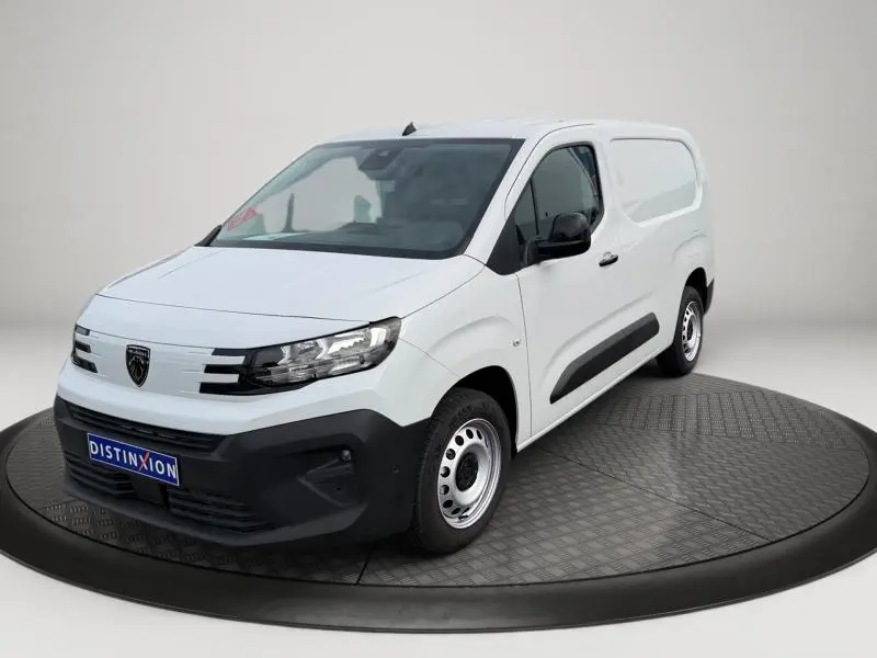 Peugeot Partner XL blanc Icy vu en 3/4 avant droit, avec porte latérale coulissante et jantes acier simples.
