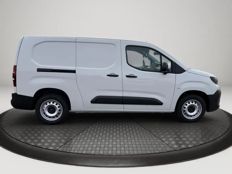 Vue de profil côté droit du Peugeot Partner XL blanc Icy, fourgon utilitaire avec porte latérale coulissante.