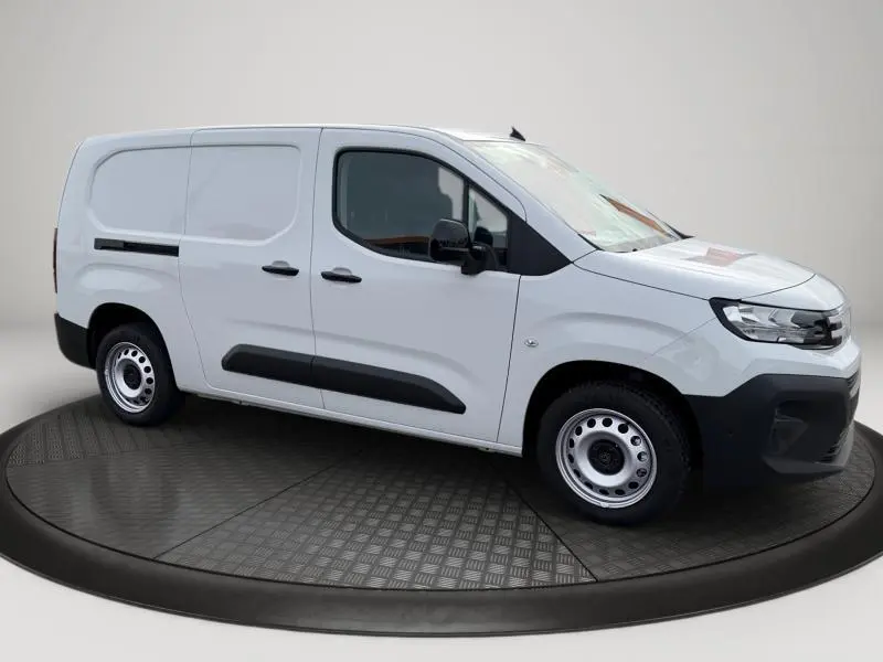 Vue 3/4 avant droite du Peugeot Partner XL blanc Icy avec porte latérale coulissante et protections noires sur les flancs.
