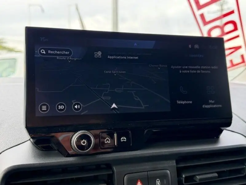 Écran tactile central du tableau de bord du Peugeot Partner XL 2025 affichant la navigation et les applications internet.
