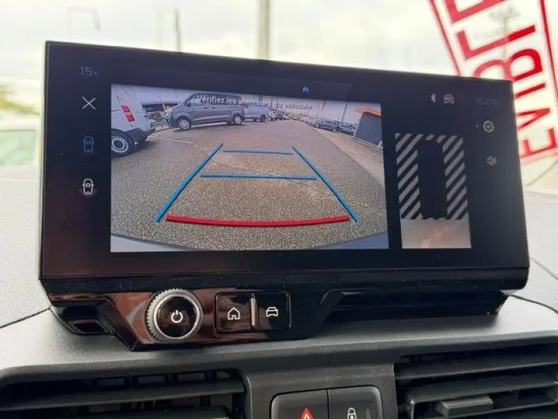 Écran multimédia du Peugeot Partner 2025 affichant la caméra de recul avec lignes de guidage en bleu et rouge.