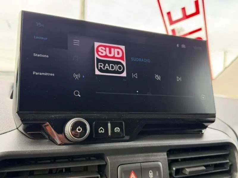 Écran tactile central du Peugeot Partner 2025 blanc Icy affichant la radio Sud Radio en intérieur véhicule.