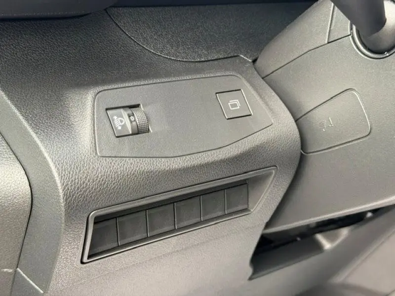 Gros plan sur les commandes noires côté gauche du tableau de bord du Peugeot Partner XL blanc Icy 2025.