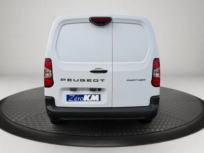 Vue arrière du Peugeot Partner XL blanc Icy avec portes battantes et feux arrière verticaux rouges.