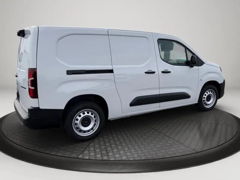 Vue 3/4 arrière droite d'un Peugeot Partner XL blanc Icy avec porte latérale coulissante et jantes acier simples.