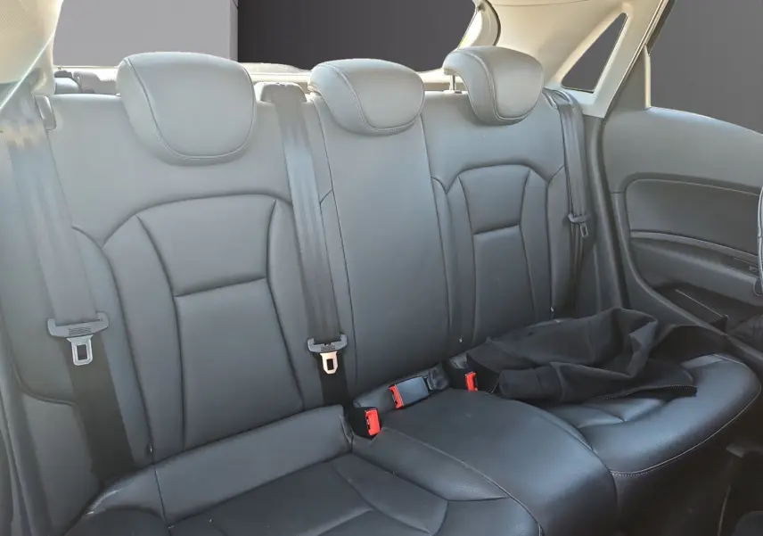 Vue intérieure des sièges arrière en cuir noir de l'Audi A1 Sportback 2016, avec ceinture de sécurité et appuie-têtes.