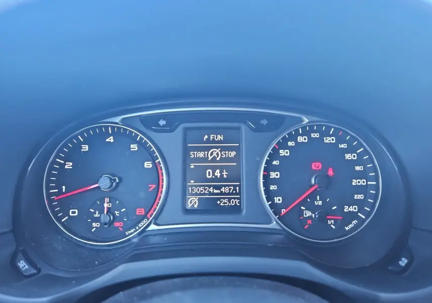 Vue rapprochée du tableau de bord de l'Audi A1 Sportback 2016, affichant compteurs et écran digital allumé.