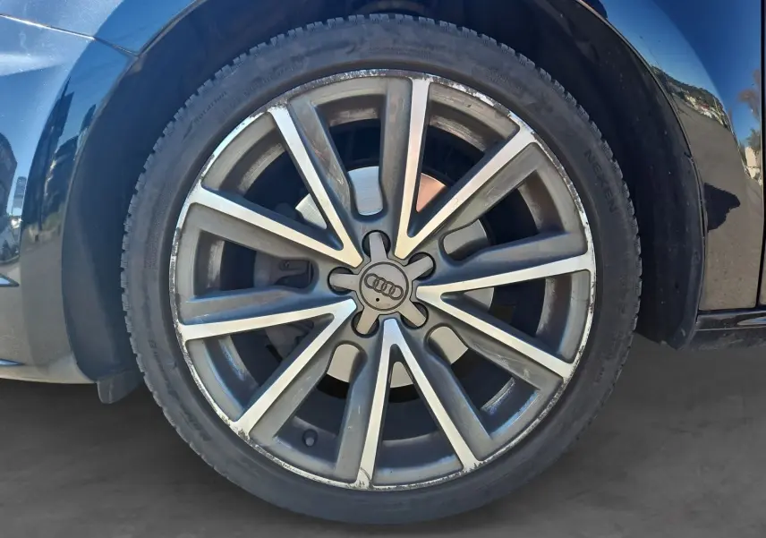 Gros plan sur la jante alliage 17 pouces de couleur argent sur la roue avant droite d’une Audi A1 noire.