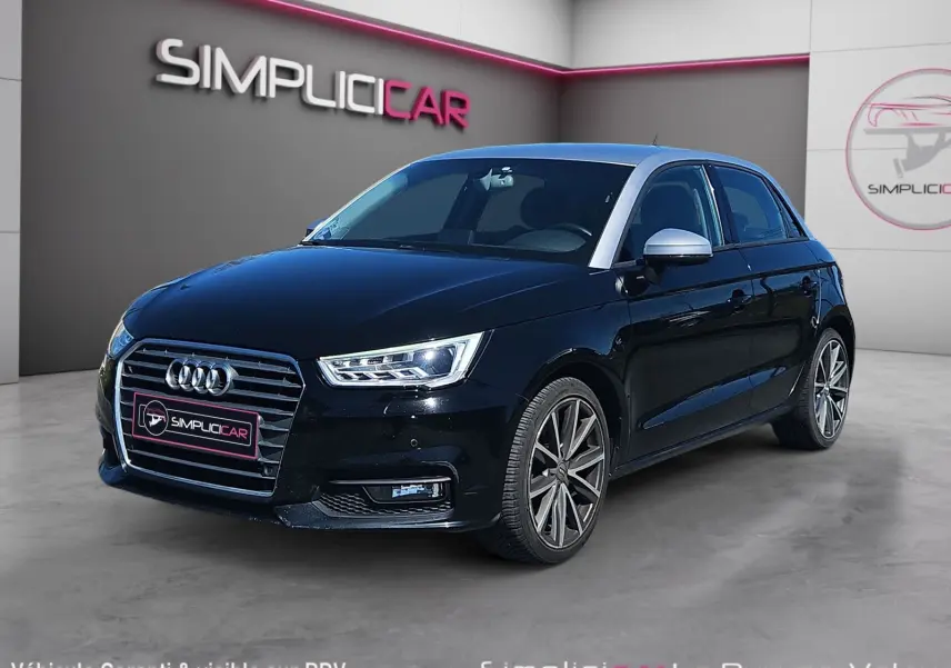 Audi A1 Sportback noir vue 3/4 avant droit avec jantes alliage 17 pouces et calandre chromée.