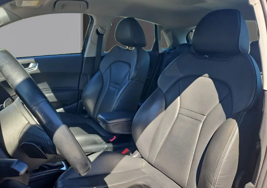 Vue intérieure montrant les sièges baquets en cuir noir et l'accoudoir central de l'Audi A1 Sportback 2016.