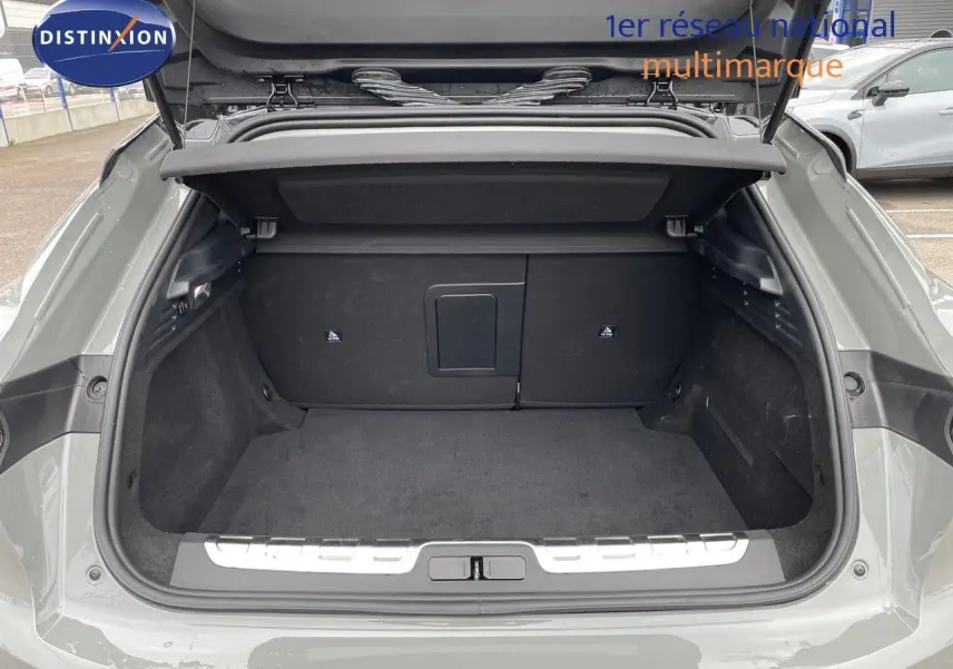 Coffre ouvert d'une DS4 2024 gris laqué métal, vue arrière montrant l'espace de chargement et la tablette cache-bagages.