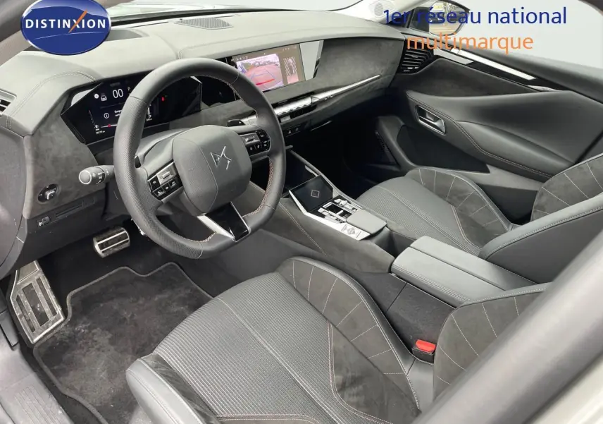 Vue intérieure côté conducteur du DS4 2024 gris laqué métal, avec volant multifonctions et sièges en cuir noir et alcantara.