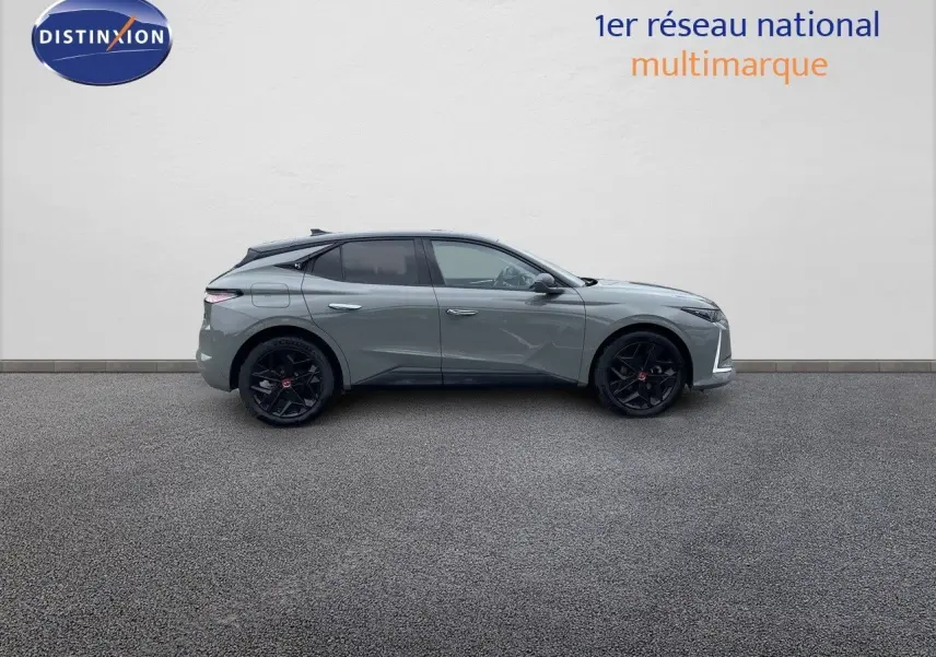 Profil côté gauche d'une DS4 2024 gris laqué métal avec jantes noires et lignes sculptées élégantes.