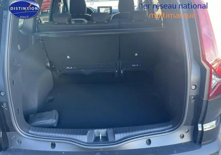 Coffre ouvert d'un Dacia Jogger noir nacré, vue arrière montrant la banquette arrière et l'espace de chargement vide.