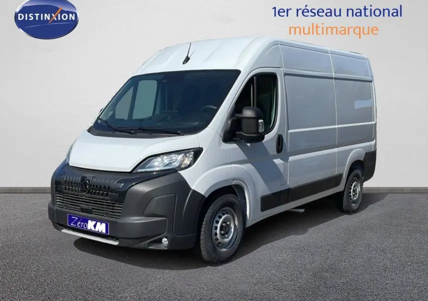 Vue 3/4 avant d’un Peugeot Boxer Fourgon blanc banquise avec pare-chocs noir et jantes acier.