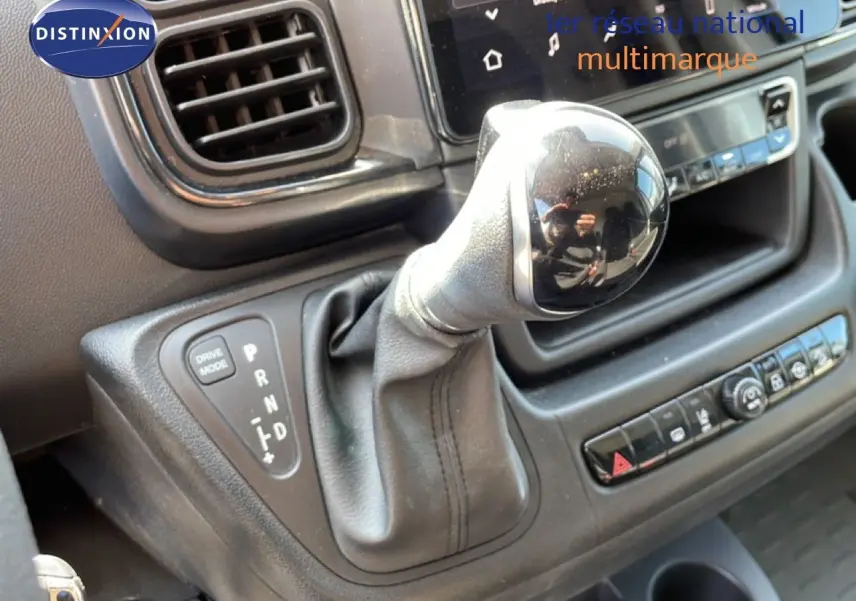 Le levier de vitesses automatique du Peugeot Boxer Fourgon 2025 en gros plan, avec tableau de bord et commandes visibles.