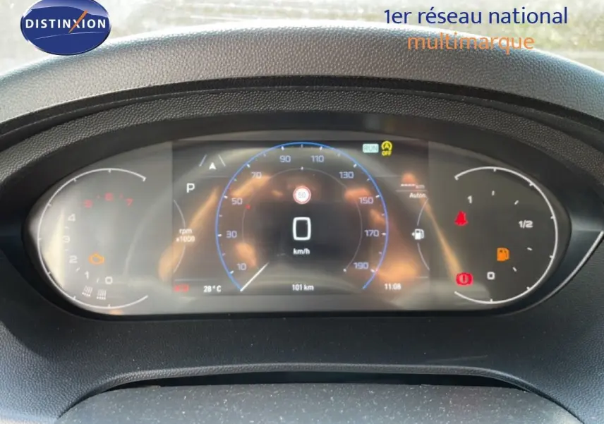 Vue rapprochée du tableau de bord numérique du Peugeot Boxer Fourgon 2025, affichant vitesse et jauges.