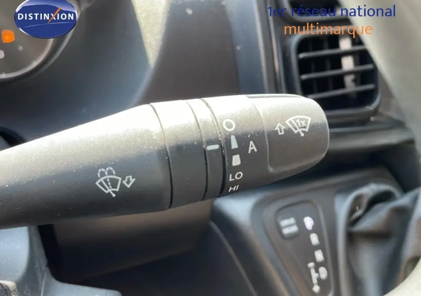 Gros plan sur la commande d’essuie-glace à gauche du volant dans l’habitacle du Peugeot Boxer Fourgon blanc banquise.