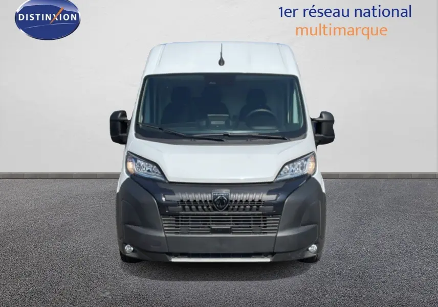 Vue de face du Peugeot Boxer Fourgon blanc banquise avec calandre noire et grands rétroviseurs latéraux.