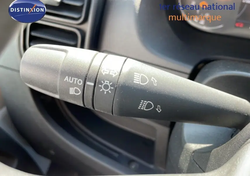 Gros plan sur la commande des phares et clignotants dans l'habitacle du Peugeot Boxer Fourgon blanc.