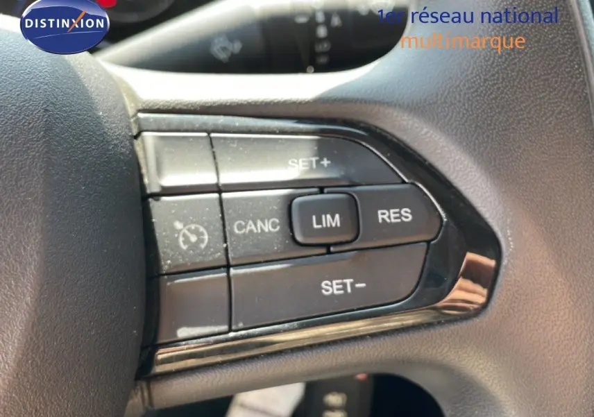 Gros plan sur les commandes de régulateur de vitesse au volant d’un Peugeot Boxer Fourgon blanc banquise.