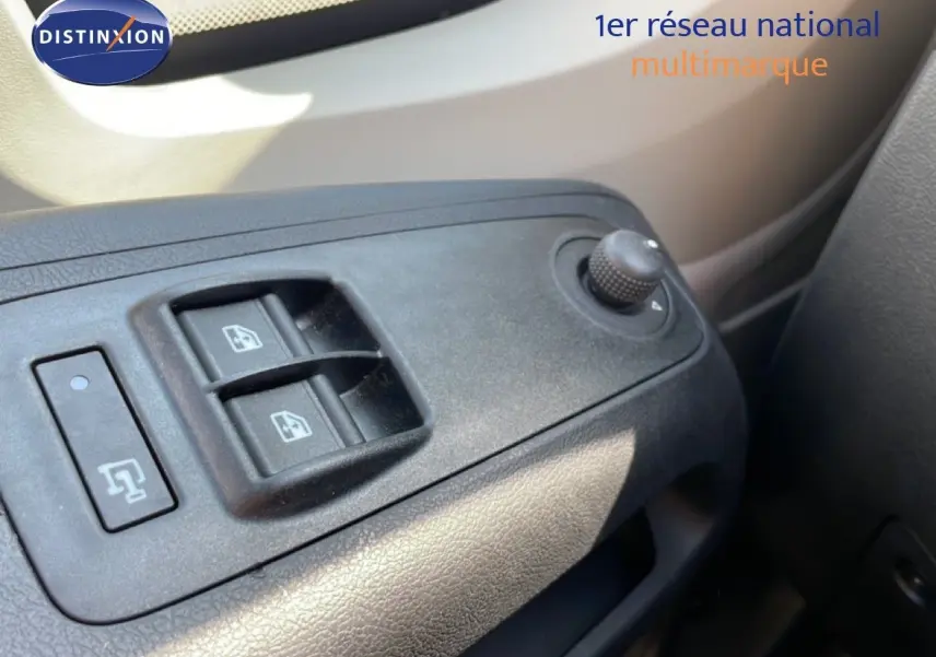 Détail des commandes des vitres et rétroviseurs côté conducteur du Peugeot Boxer Fourgon blanc banquise.