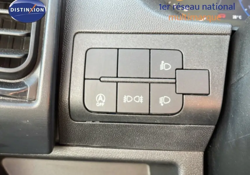 Gros plan sur les commandes d’éclairage intérieures du Peugeot Boxer Fourgon blanc banquise, tableau de bord côté conducteur.