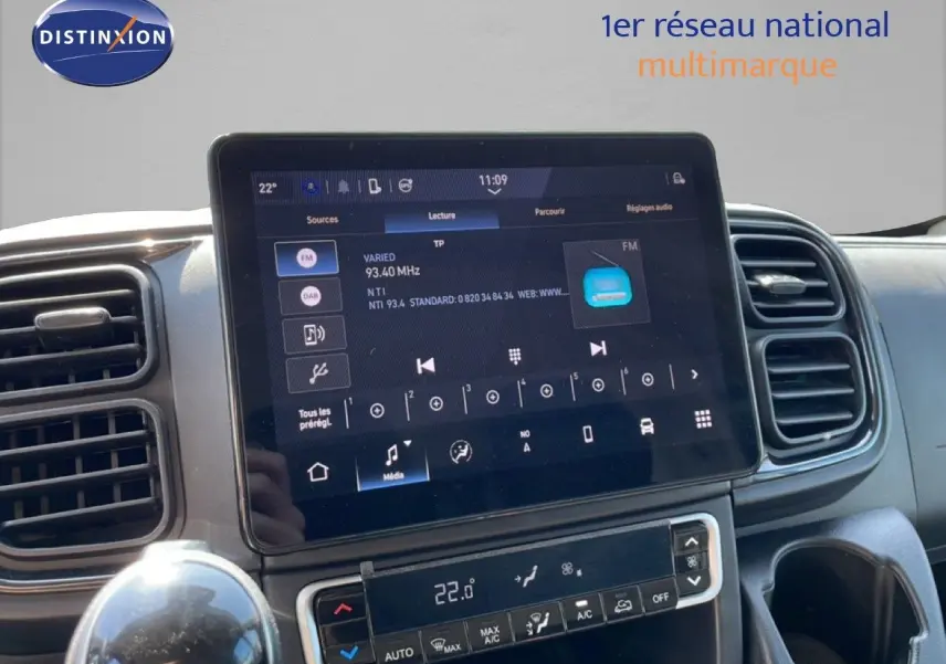 Vue rapprochée de l’écran tactile central et des commandes de climatisation du Peugeot Boxer Fourgon blanc banquise.