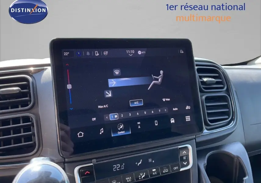 Écran tactile central affichant la climatisation du Peugeot Boxer Fourgon blanc, intérieur côté droit.