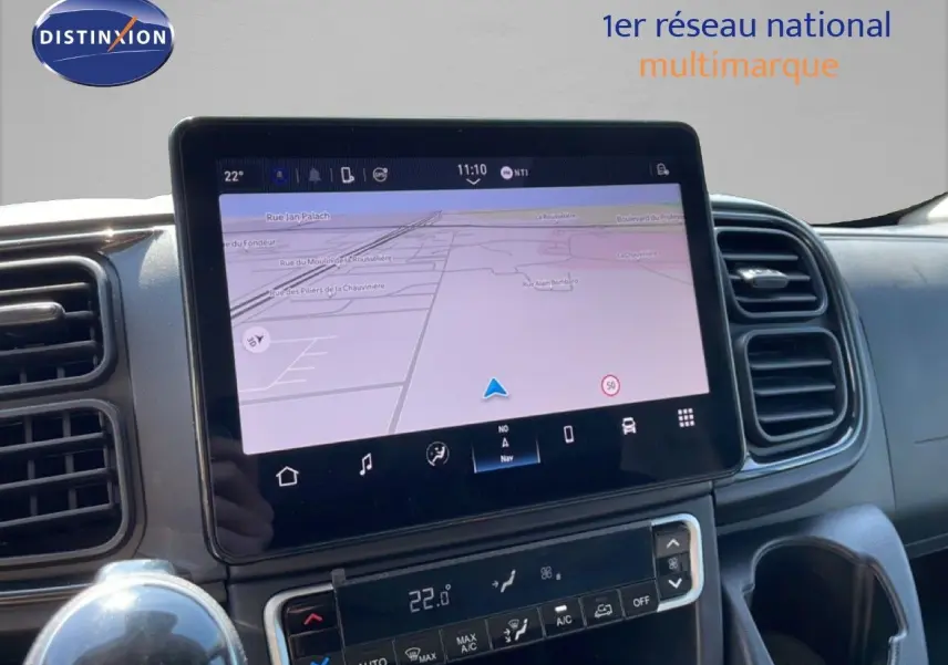 Écran tactile central avec navigation active dans l’habitacle du Peugeot Boxer Fourgon blanc, vue de face.