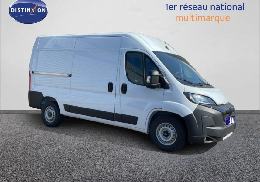 Peugeot Boxer Fourgon blanc banquise vu en 3/4 avant droit, avec pare-chocs et protections latérales noires.