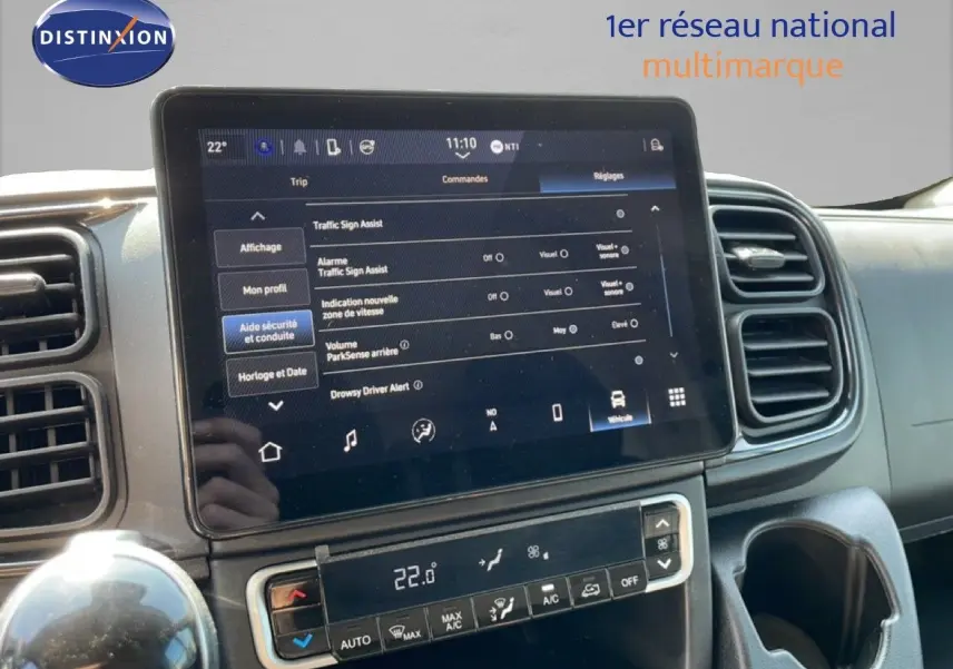 Vue rapprochée de l’écran tactile et de la console centrale du Peugeot Boxer Fourgon blanc banquise, intérieur moderne et fonctionnel.
