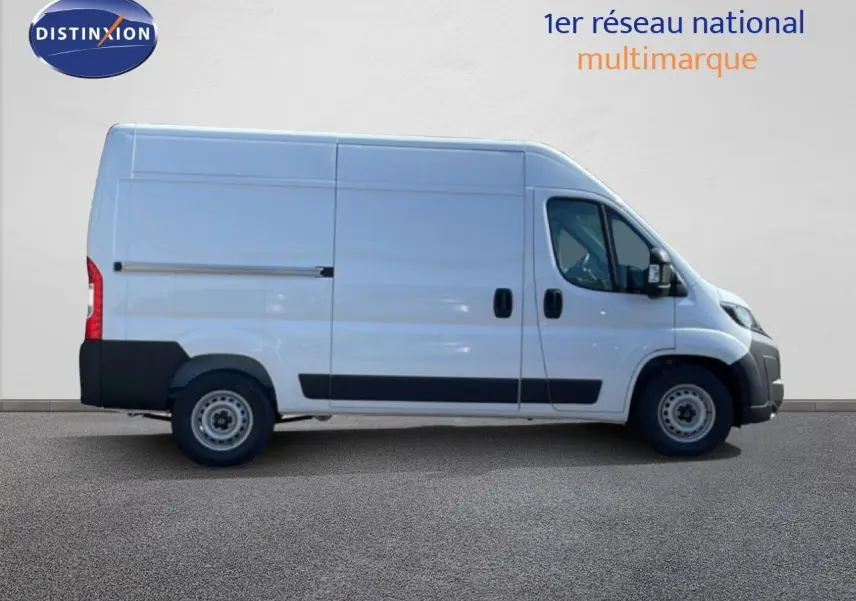 Vue latérale droite d’un Peugeot Boxer Fourgon blanc banquise, avec portes coulissantes et pare-chocs noirs.