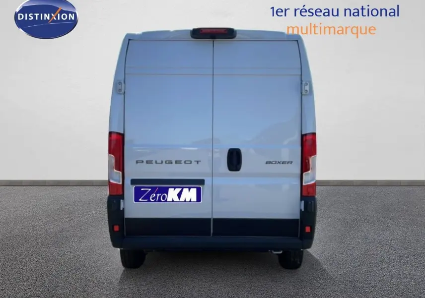 Vue arrière d’un Peugeot Boxer Fourgon blanc banquise, portes battantes fermées avec logo et plaque Zero KM.