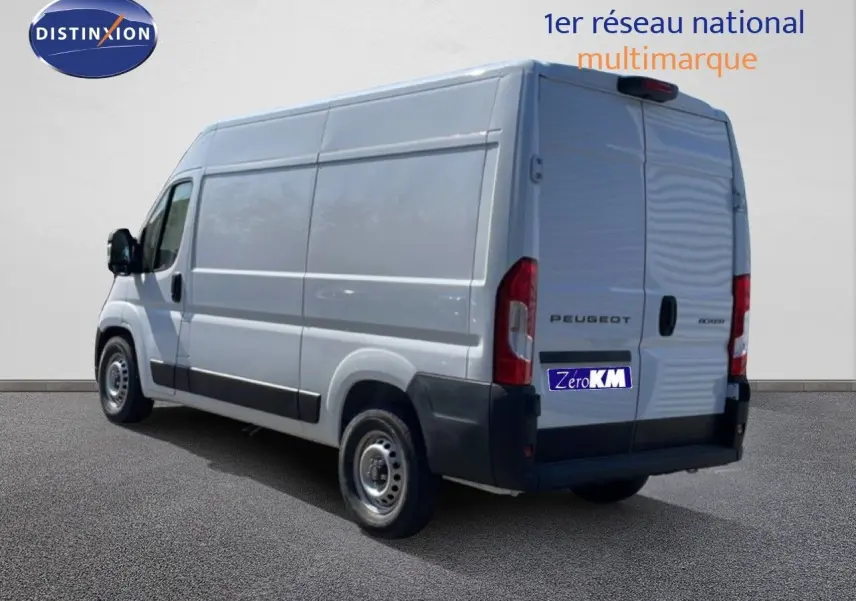 Vue 3/4 arrière droite d’un Peugeot Boxer Fourgon blanc banquise avec portes arrière fermées sur fond neutre.