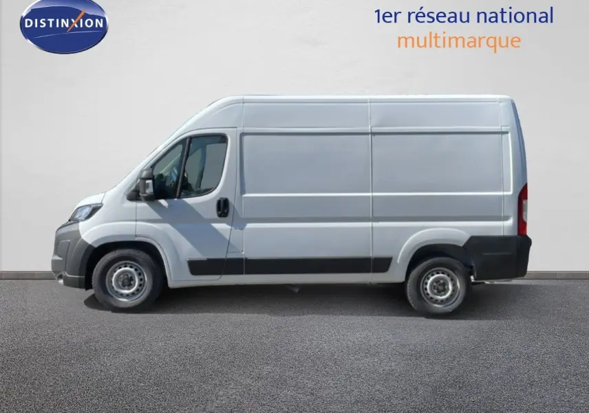 Profil droit du Peugeot Boxer Fourgon blanc banquise, mettant en valeur sa grande carrosserie utilitaire.