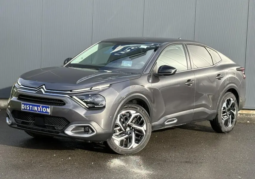 Vue 3/4 avant droit d'une Citroën C4 X 2024 gris Platinium avec jantes alliage et signature lumineuse LED en V.