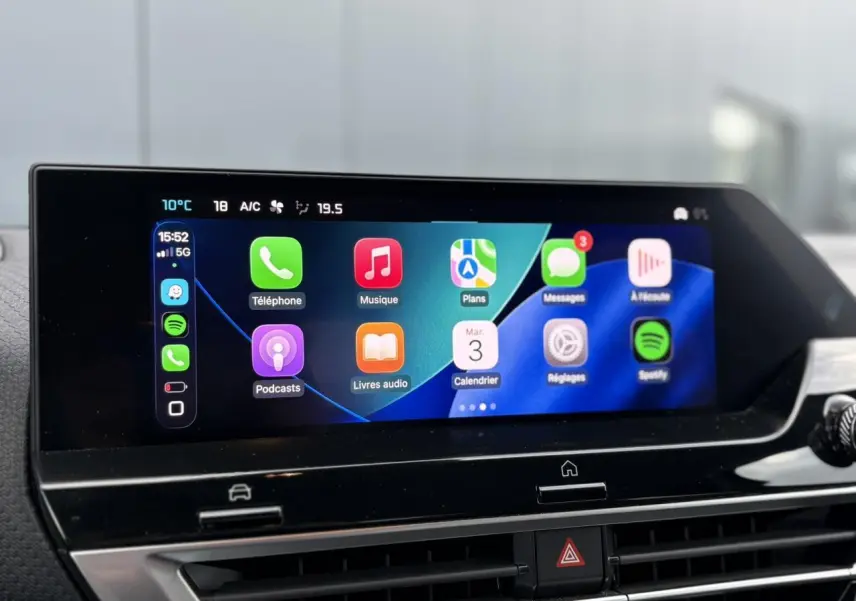 Écran tactile central de la Citroën C4 X 2024 affichant Apple CarPlay avec icônes colorées et aérateurs noirs en dessous.