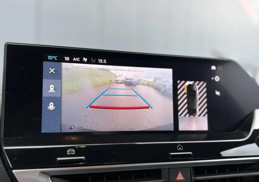 Écran tactile intérieur montrant la caméra de recul et l’aide au stationnement du Citroën C4 X gris Platinium.