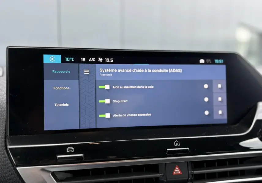 Écran tactile intérieur de la Citroën C4 X gris Platinium affichant les aides à la conduite.
