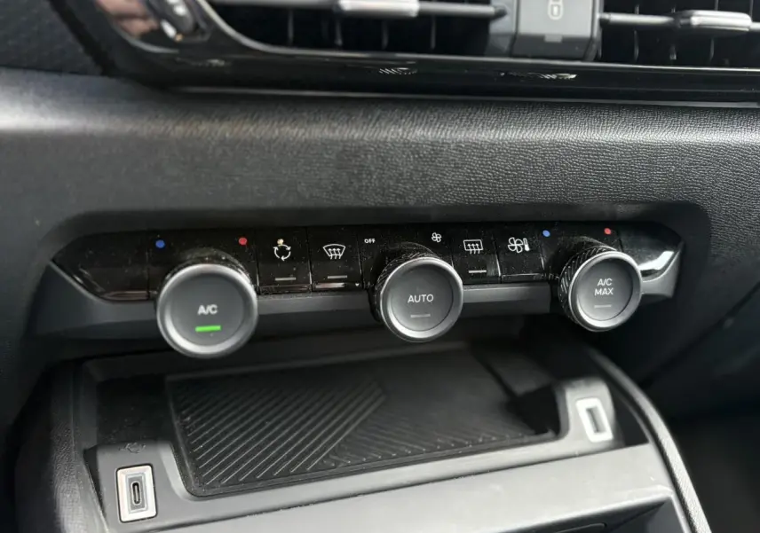 Gros plan sur les commandes de climatisation automatique du tableau de bord intérieur de la Citroën C4 X 2024.