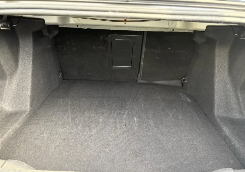 Vue intérieure du coffre spacieux et vide de la Citroën C4 X 1.5 BlueHDI 130 EAT8 en gris Platinium.