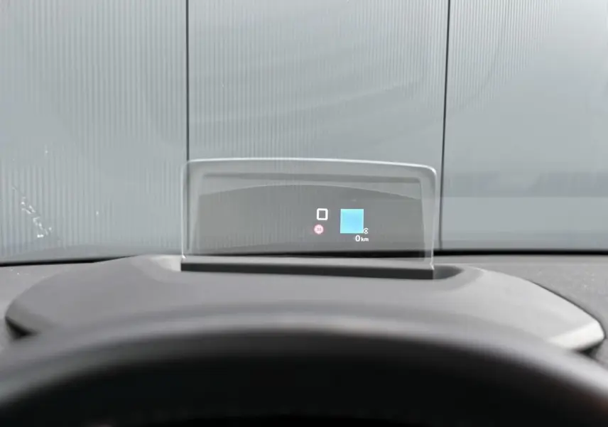 Affichage tête haute couleur sur tableau de bord de Citroën C4 X 1.5 BlueHDI 130 EAT8 Max, vue intérieure frontale.