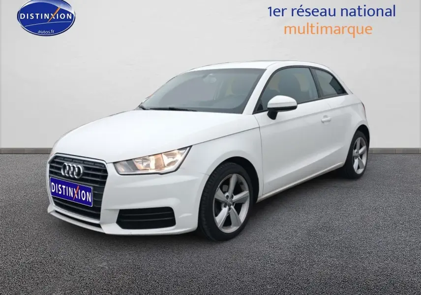 Audi A1 blanc vue 3/4 avant droit avec jantes alu et phares allumés sur fond neutre.